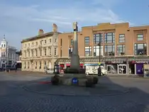 Taunton, Kriegsdenkmal und Geb�ude am Platz The Parade (12.05.2024)