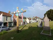 Ilminster, Kreuz und H�user an der Silver Street (12.05.2024)