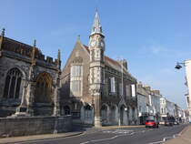 Dorchester, Gebude der Corn Exchange in der High East Street, erbaut von 1847 bis 1848 durch Benjamin Ferrey, Glockenturm erbaut 1864 (12.05.2024) 