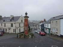 Ottery St. Mary, Huser und Denkmal am Cornhill (13.05.2024)