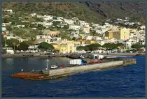 Santa Maria Salina liegt an der Ostk�ste der Insel Salina. Direkt am Anleger liegt die Kirche Santa Maria, rechts die deutlich gr��ere Kirche Parrocchia Maria Santissima Addolorata. (21.02.2024)