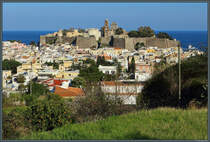 Der Hauptort Lipari auf der gleichnamigen Insel wird von der mittelalterlichen Festung berragt. Der Hgel war schon in der Antike besiedelt und beherbergt mehrere Museen. Am 21.02.2024 blhen die Mandelbume am Stadtrand.