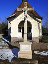 St.Peter im Schwarzwald, Christuskreuz vor der 1875 errichteten Soldaten-Kapelle St.Georg, Jan.2024