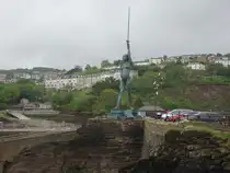 Ilfracombe, Verity Statue, 25 Tonnen schwere Bronzestatue des britischen K�nstlers Damien Hirst an der Hafeneinfahrt (13.05.2024)