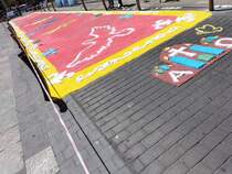 Torrevieja, Fronleichnam 2024, farbenfrohes Bodenteppich am Pfarrkirche, 02.06.2024. Wegen der Hitze wird eigentlich das Teppich mit gefrbtem grobem Salz gestaltet.