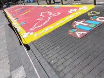 Torrevieja, Fronleichnam 2024, farbenfrohes Bodenteppich am Pfarrkirche, 02.06.2024. Wegen der Hitze wird eigentlich das Teppich mit gef�rbtem grobem Salz gestaltet.