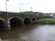 Wadebridge, Old Bridge, Bogenbrcke erbaut 1468 mit 14 Bogen ber den River Camel (14.05.2024)
