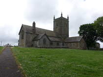 St. Issey, Pfarrkirche St. Issey, erbaut im 15. Jahrhundert, Kirchturm neu erbaut 1871 (14.05.2024)