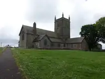 St. Issey, Pfarrkirche St. Issey, erbaut im 15. Jahrhundert, Kirchturm neu erbaut 1871 (14.05.2024)