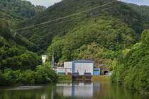 Pumpstation am unteren Staubecken zwischen Bivels und Vianden, die das Wasser hoch zum Staubecken am Mont ST. Nicolas hochpumpt, von der Strae aus aufgenommen. 05.2024 