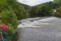 Ein kleiner Wasserfall von der Our mitten in Vianden. 05.2024