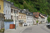 Huser an der alten Markt Strae neben der Our in Vianden. 05.2024