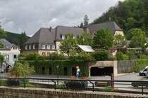 Die Grundschule von Vianden, an der gegenberliegenden Ufermauer der Our. 05.2024