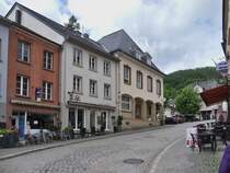 Blick in die ansteigende Hauptstrae in Vianden, das Alte Kino und darber befindet sich das Postgebude. 05.2024