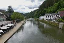 Blick von der Brcke in Vianden, ber die Our in Sdlicher Richtung. 05.2024 