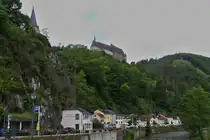 Blick von der Br�cke �ber die Our in Vianden auf das Schlo� und die H�userzeile an der alten Marktstra�e unter dem Schlo�. 05.2024
