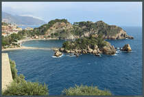 Die Isola Bella liegt in einer Bucht von Taormina. ber eine schmale Sandbank ist sie bei niedrigem Wasserstand vom Festland aus erreichbar und kann (in der Saison) besichtigt werden. (Taormina, 24.02.2024)