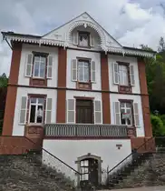 Diese Villa in der Bahnhofstasse in Vianden steht zum Verkauf. 05.2025