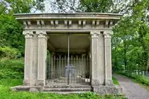 �ber dieses Grabmal?, finde ich nichts im Netz, es steht oberhalb des Friedhofs, am Wanderweg �ber die Staumauer zur alten Marktstra�e in Vianden. 05.2024