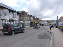 Perranporth, Huser und Geschfte in der St. Pirans Road (14.05.2024)