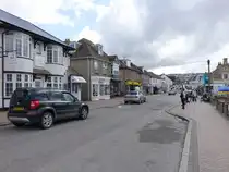 Perranporth, H�user und Gesch�fte in der St. Pirans Road (14.05.2024)