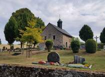 Hnfeld - Mackenzell: Friedhofskapelle St. Laurentius auf dem Friedhof des Hnfelder Stadtteils Mackenzell, 09-2022