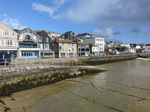 St. Ives, Huser an der Wharf Road am Hafen, Cornwall (15.05.2024)