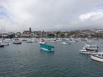 Penzance, Ausblick auf den Hafen und Altstadt mit St. Mary Kirche (15.05.2024)