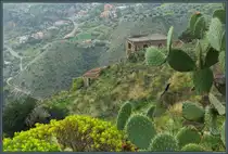 Verlassene H�user stehen an den H�ngen oberhalb von Taormina. (24.02.2024)