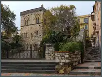 Der Palazzo Duchi di Santo Stefano wurde im 14. Jahrhundert in Taormina errichtet. (24.02.2024)