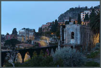Die Via Pirandello windet sich in Serpentinen an den steilen Hngen von Taormina empor. Hier mischen sich historische und moderne Bauten. Links ist das Hotel Villa Carlotta zu sehen. (Taormina, 24.02.2024)