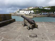 Porthleven, altes Geschtz an der Hafeneinfahrt (15.05.2024)