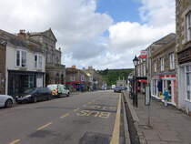 Helston, Coinagehall Street mit Grylls Monument (15.05.2024)