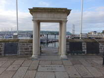 Plymouth, Denkmal Mayflower Steps, von dem aus die Pilgervter vermutlich am 6. September 1620 an Bord der Mayflower England endgltig verlassen haben, bevor sie den Atlantik berquerten, Gedenkportikus mit dorischen Sulen aus Portlandstein (16.05.2024)