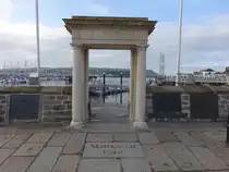 Plymouth, Denkmal Mayflower Steps, von dem aus die Pilgerv�ter vermutlich am 6. September 1620 an Bord der Mayflower England endg�ltig verlassen haben, bevor sie den Atlantik �berquerten, Gedenkportikus mit dorischen S�ulen aus Portlandstein (16.05.2024)
