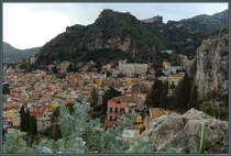 Die Altstadt von Taormina, die auf einem kleinen Plateau oberhalb des Meeres liegt, wird berragt von der auf einer Bergspitze befindlichen Festung Casteltauro und der Kapelle Madonna della Rocca. Noch etwas oberhalb befindet sich der kleine Ort Castelmola. (Taormina, 25.02.2024)