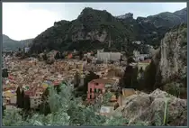 Die Altstadt von Taormina, die auf einem kleinen Plateau oberhalb des Meeres liegt, wird �berragt von der auf einer Bergspitze befindlichen Festung Casteltauro und der Kapelle Madonna della Rocca. Noch etwas oberhalb befindet sich der kleine Ort Castelmola. (Taormina, 25.02.2024)