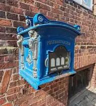 nostalgischer Briefkasten im Innenstadtbereich von Lauenburg im Juni 2024