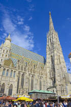 Der Stephansdom am Wiener Stephansplatz. Der von den Wienern kurz Steffl genannte rmisch-katholische Dom gilt als Wahrzeichen Wiens und wird mitunter auch als sterreichisches Nationalheiligtum bezeichnet.  Namensgeber ist der heilige Stephanus, der als erster christlicher Mrtyrer gilt. Aufnahme: 18. Mai 2024.
