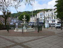 Dartmouth, Brunnen und Huser am Royal Avenue Garden (16.05.2024)