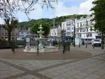 Dartmouth, Brunnen und H�user am Royal Avenue Garden (16.05.2024)