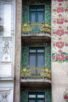 Detailaufnahme vom Majolikahaus an der linken Wienzeile 40 in Wien. Die Fassade ist mit Majolikafliesen (eine  farbig glasierte Tonware) verkleidet, die mit floralen Motiven geschmckt sind. Diese Fliesen sind witterungsbestndig, pflegeleicht und abwaschbar. Aufnahme: 18. Mai 2024.