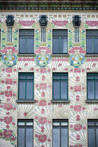 Detailaufnahme vom Majolikahaus an der linken Wienzeile in Wien. Das von Otto Wagner gestaltete Haus ist ein wichtiges Beispiel fr Wiener Jugendstilarchitektur um die Jahrhundertwende. Aufnahme: 18. Mai 2024.