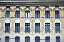 Das Jugendstilhaus an der Linken Wienzeile 38 in Wien. Das Haus ist wei verputzt und mit goldenen Ornamenten belegt. Die Fassade wurde zuletzt von 2000 bis 2003 restauriert. Aufnahme: 18. Mai 2024.