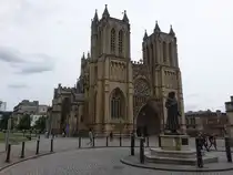 Bristol, Kathedrale, erbaut von 1140 bis 1148, neues Kirchenschiff erbaut von 1868 bis 1877, Westfront mit 2 T�rmen erbaut bis 1888 (16.05.2024)