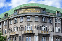 Das Jugendstilgebude in der Linken Wienzeile 48-52 beherbergt die Versicherungsgesellschaft der sterreichischen Eisenbahnen. Aufnahme: 18. Mai 2024.