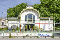 Die Otto-Wagner-Pavillons auf dem Karlsplatz, oft auch Stadtbahn-Pavillons genannt, sind zwei Pavillon-artige ehemalige Aufnahmsgebude auf dem Karlsplatz in Wien. Der westliche Pavillon beherbergt heute ein Otto-Wagner-Museum. Aufnahme: 18. Mai 2024.