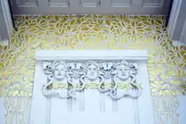 Goldenes Blattwerk �ber der Eingangst�r zum Ausstellungsgeb�ude der Wiener Secession. Aufnahme: 18. Mai 2024.