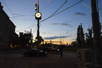 Abendstimmung am Donaukanal in Wien: Uhr am Franz-Josefs-Kai. Aufnahme: 18. Mai 2024.