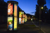 Werbesulen an der Olga-Misař-Promenade in Wien. Aufnahme: 18. Mai 2024.
